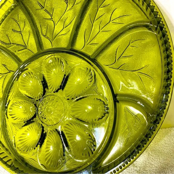 Vintage Indiana Avocado Green Glass Round Relish  Deviled Egg Tray Platter - Picture 12 of 14
